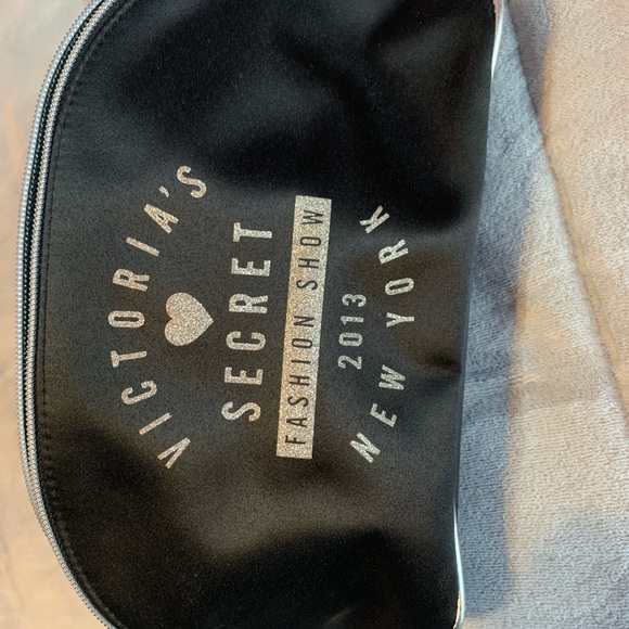Victoria Secret makeup bag and makeup brushed - Picture 2 of 5
